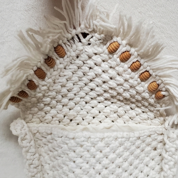 VINTAGE 60s Large White Crochet Wooden Beaded Whicker Eye Fringe Crossbody Purse - Picture 13 of 16